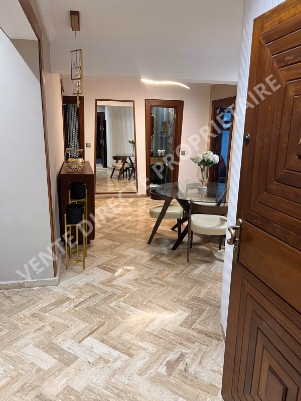 Appartement en vente au quartier des hôpitaux. 
Surface de 136 m². 
Bien meublé