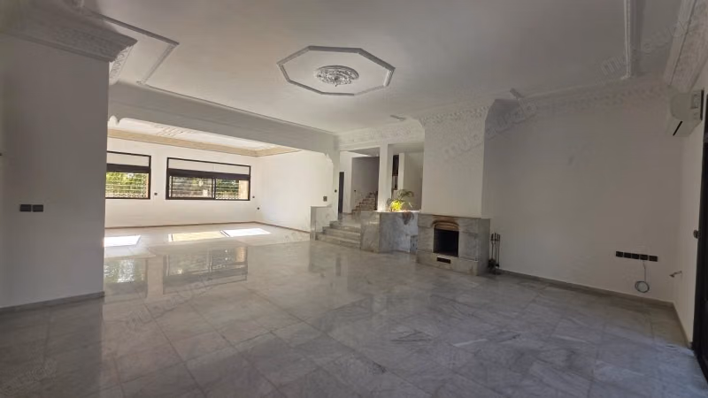 Location d'un appartement à Agdal. 
Surface de 120 m². 
Bien meublé