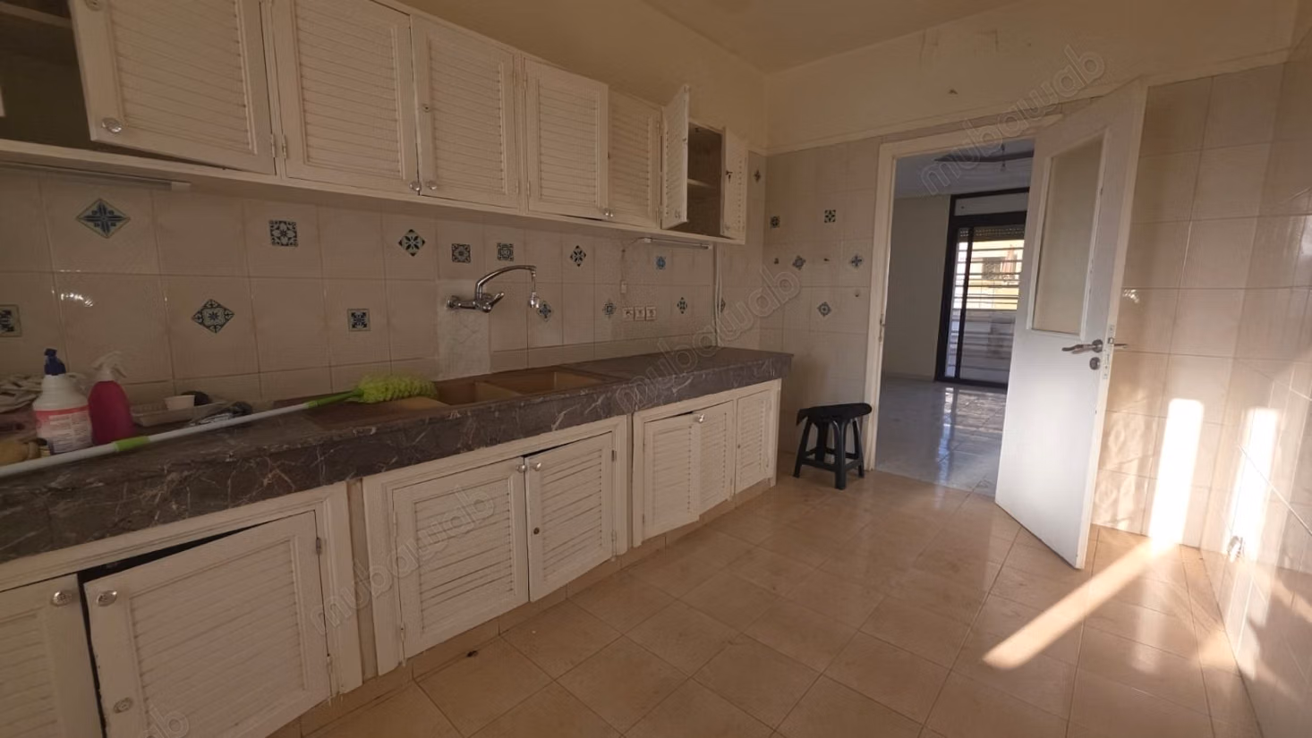 Appartement en vente à Agdal. 
Surface totale 223 m². 
Terrasse et ascenseur