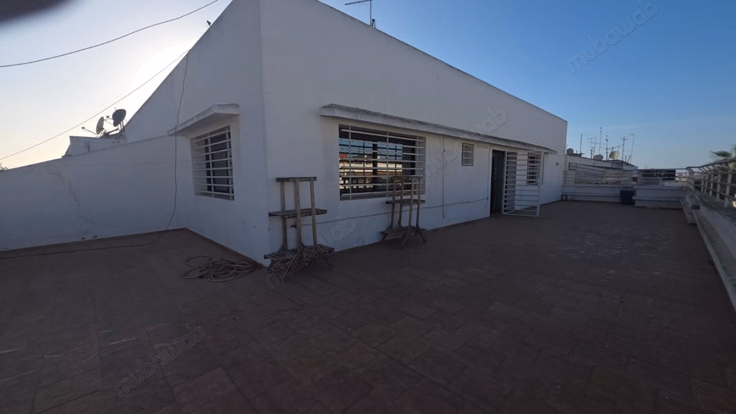 Appartement en vente à Agdal. 
Surface totale 223 m². 
Terrasse et ascenseur
