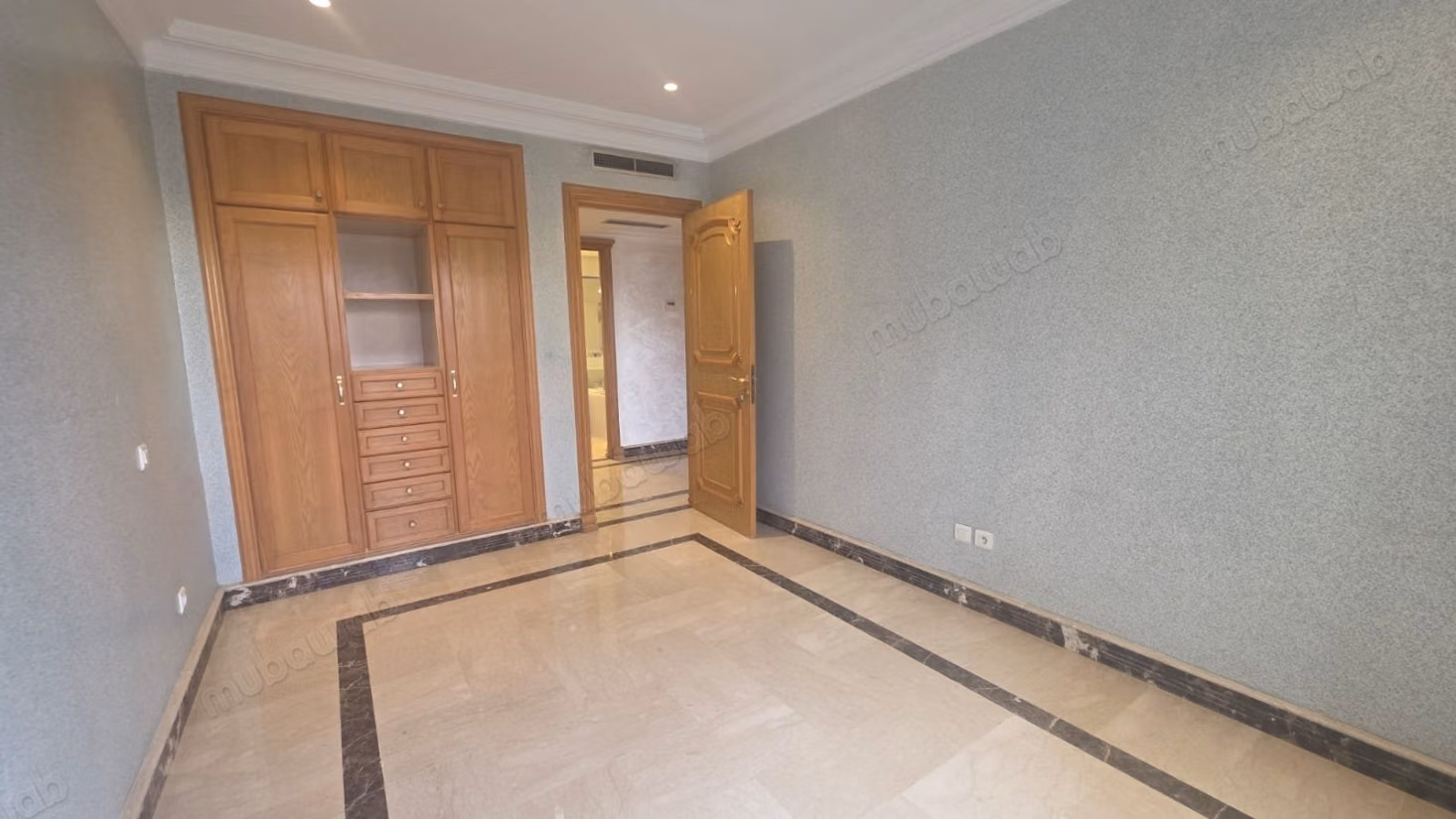 شقة جميلة للإيجار في الرباط. مساحة 193 م². موقف سيارات ومصعد