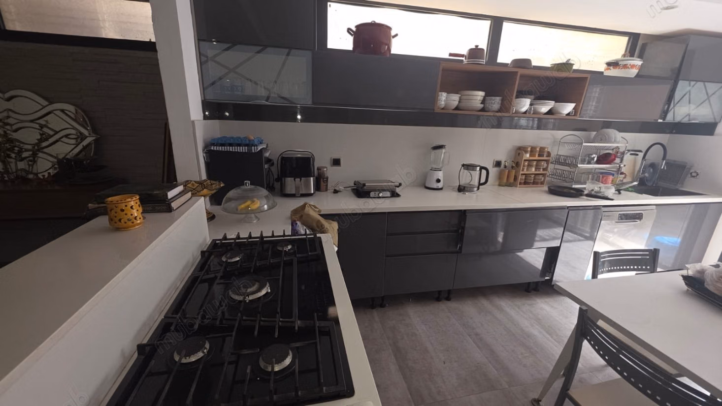 Maison de luxe à vendre à Temara. 
Surface totale 500 m². 
Piscine et air conditionné