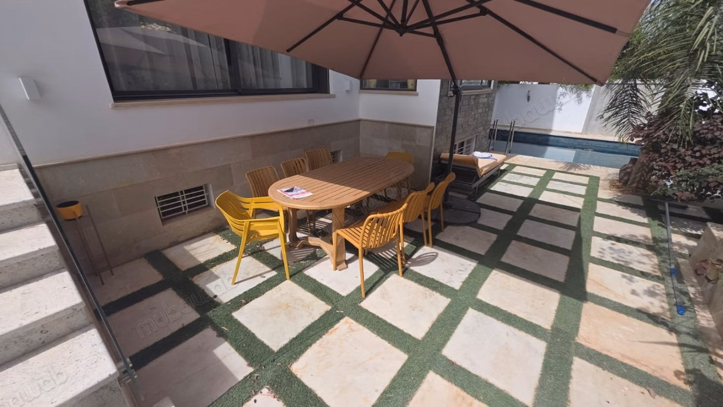 Maison de luxe à vendre à Temara. 
Surface totale 500 m². 
Piscine et air conditionné