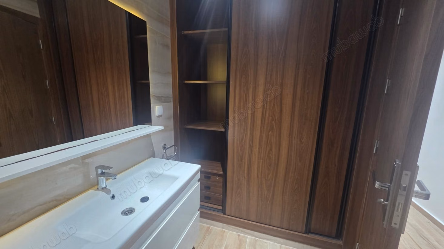 Très bel appartement en location à Agdal. 
Surface totale 170 m². 
Parking et ascenseur