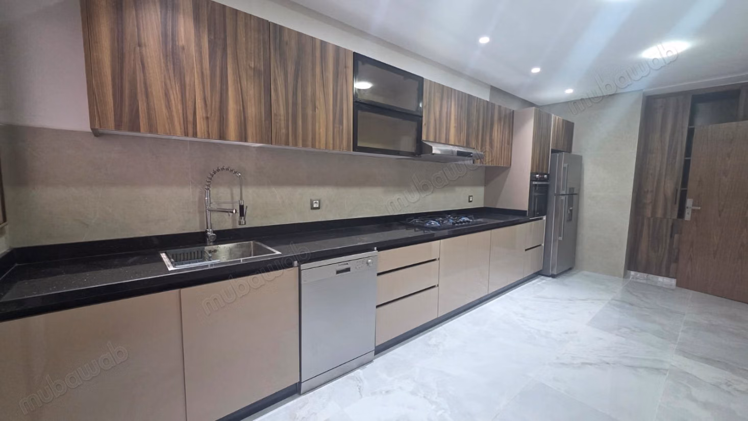 Très bel appartement en location à Agdal. 
Surface totale 170 m². 
Parking et ascenseur