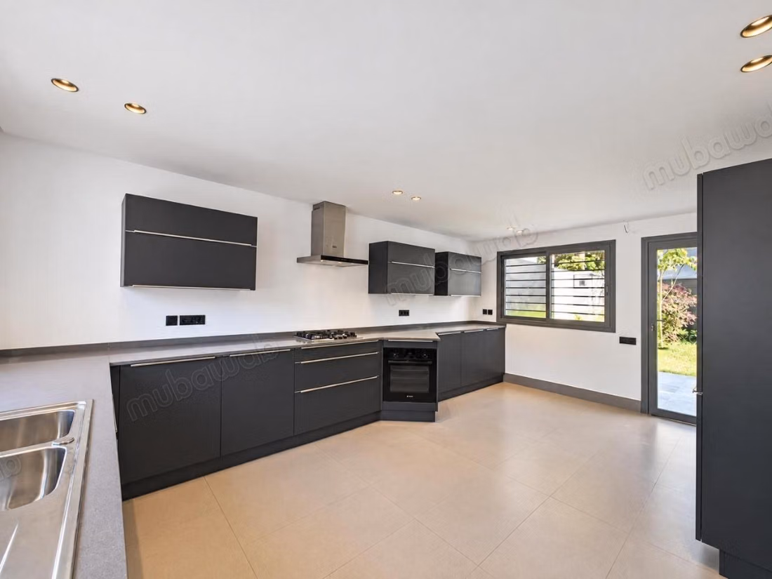 Luxurious villa for sale in Ain Diab. 4 beautiful bedrooms. Garden
