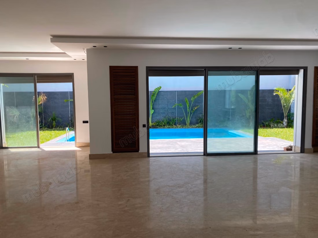 Luxurious villa for sale in Ain Diab. 4 beautiful bedrooms. Garden