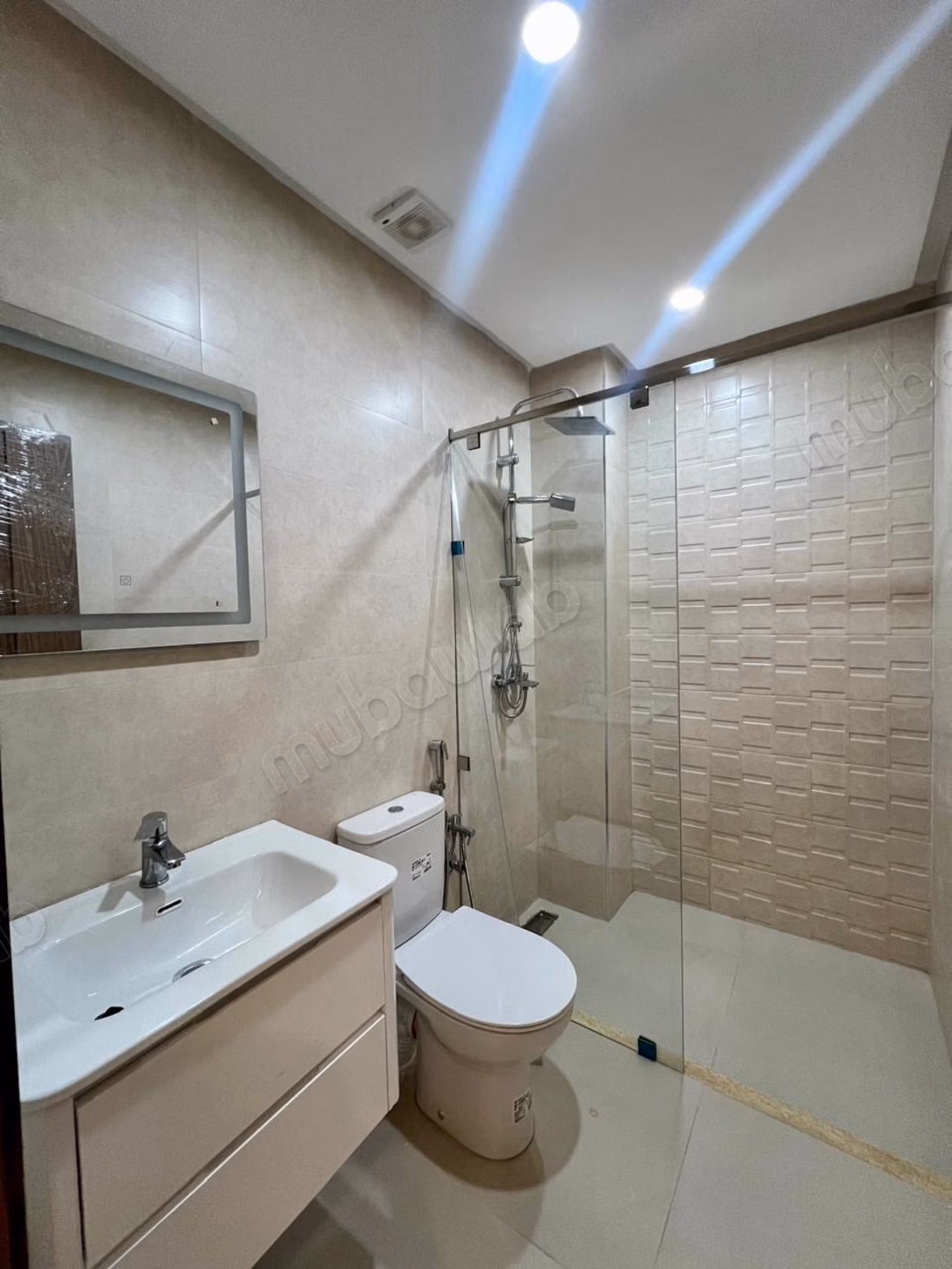 Bel appartement à vendre à le vallon. 
6 pièces. Concierge et climatisation