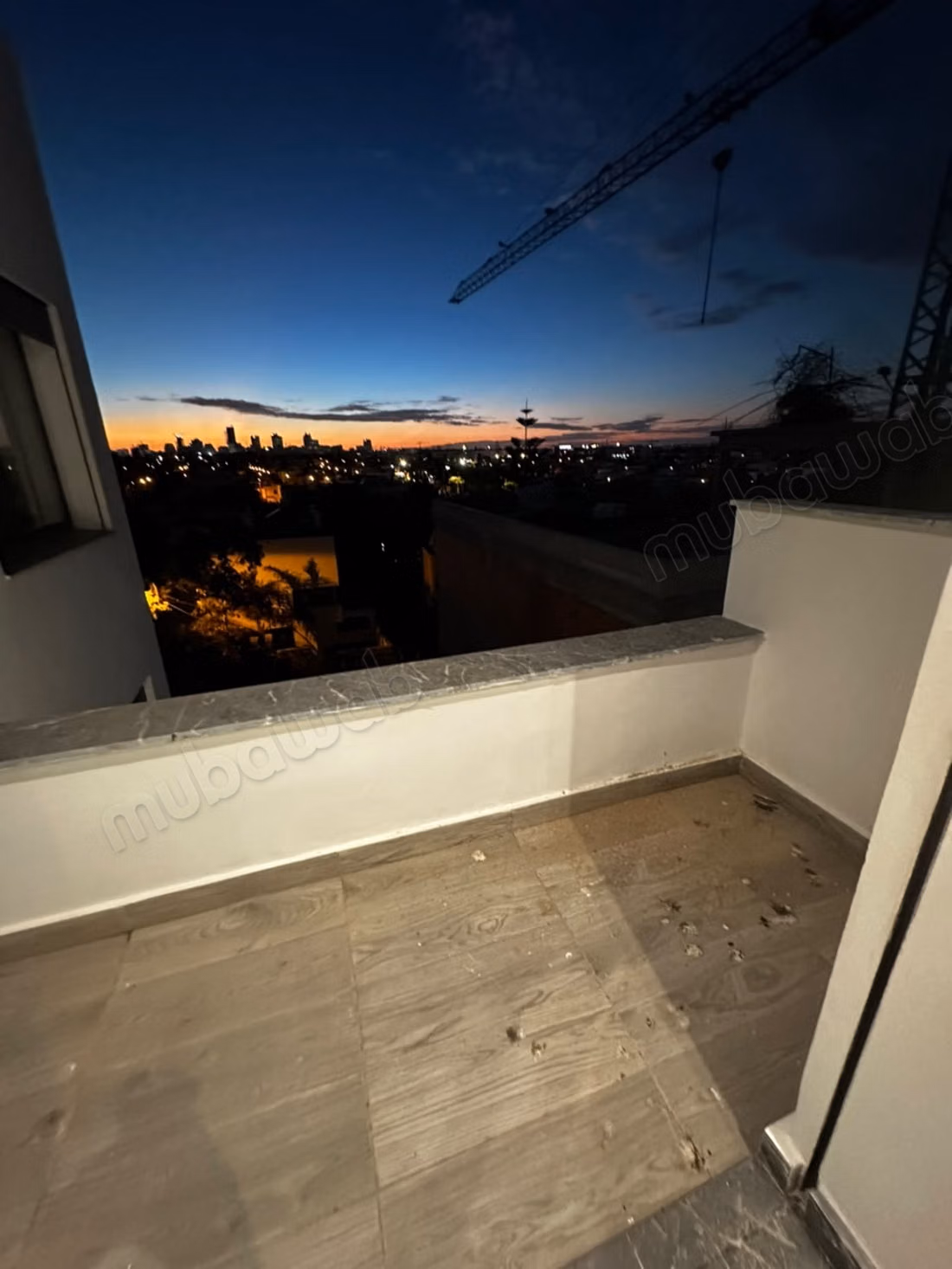 Studio vide moderne à louer à Oasis – 3ᵉ étage, vue CFC, sans vis à vis