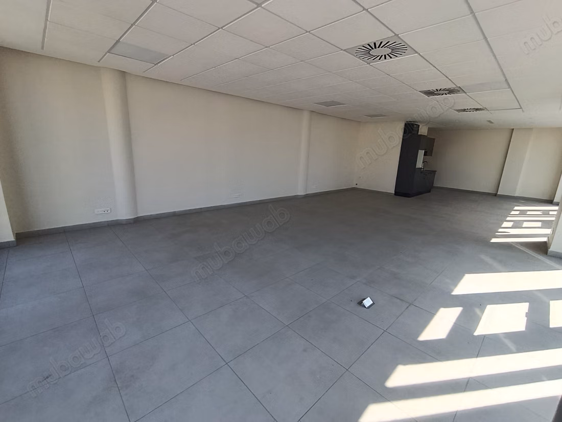 Oulfa, Bureau de 88 m² avec garage, dans un immeuble de bureaux neuf haut standing