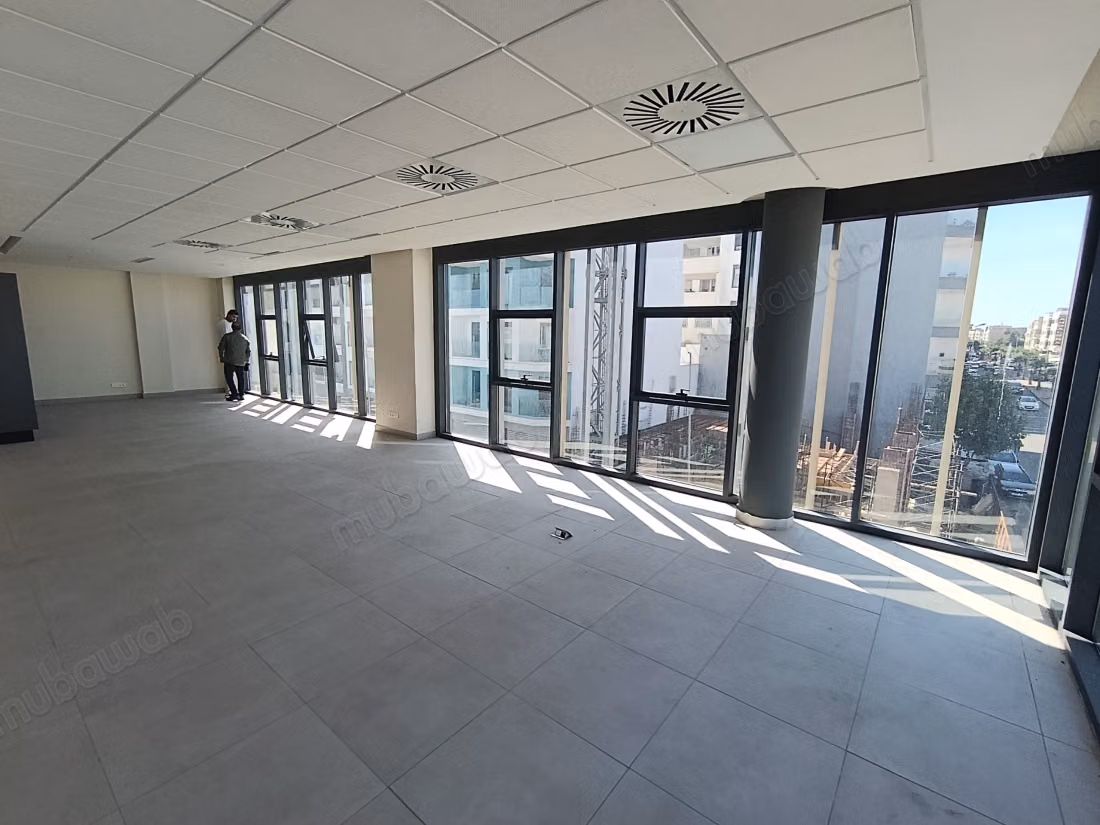 Oulfa, Bureau de 88 m² avec garage, dans un immeuble de bureaux neuf haut standing