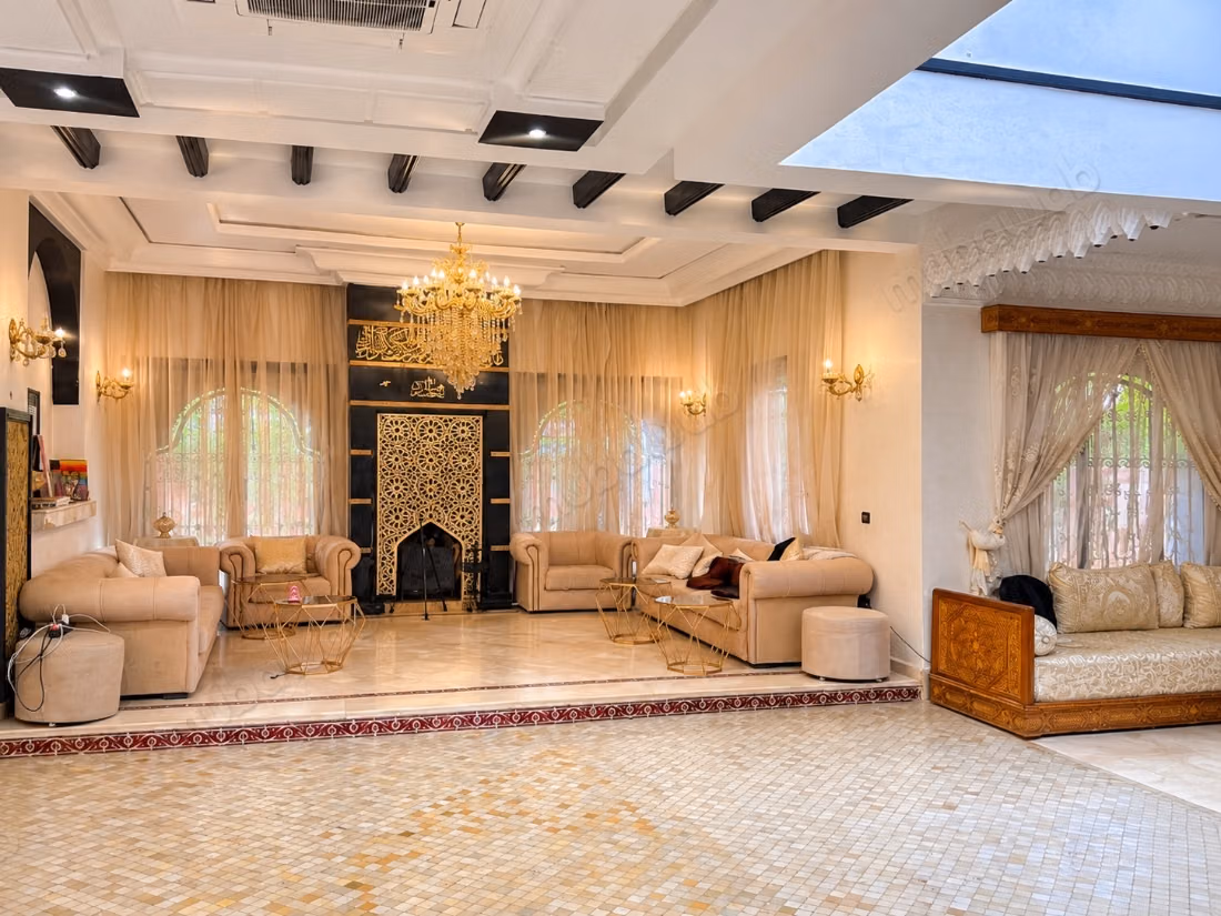 Villa de haut standing à vendre à Route de Fez. 4 pièces. Meublé