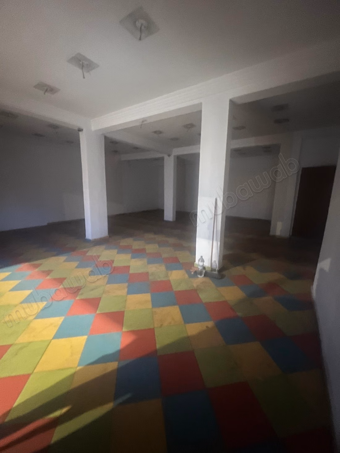 Magasin à louer de 125m² 
3 rideaux bien situé à El Houda