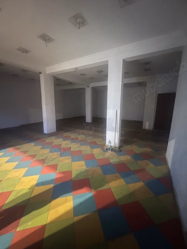 Magasin à louer de 125m² 
3 rideaux bien situé à El Houda