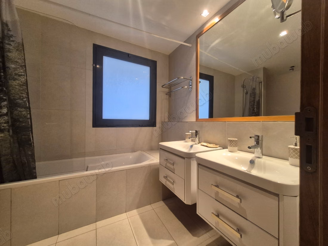 Appartement meublé de 127 m² à louer 
CFC