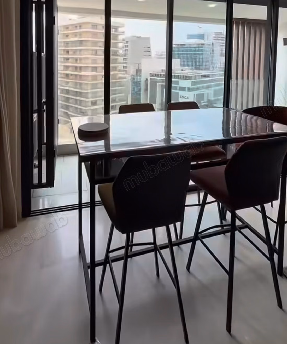 Appartement à louer à Casablanca Finance City. 
Surface totale 220 m². 
Bien meublé