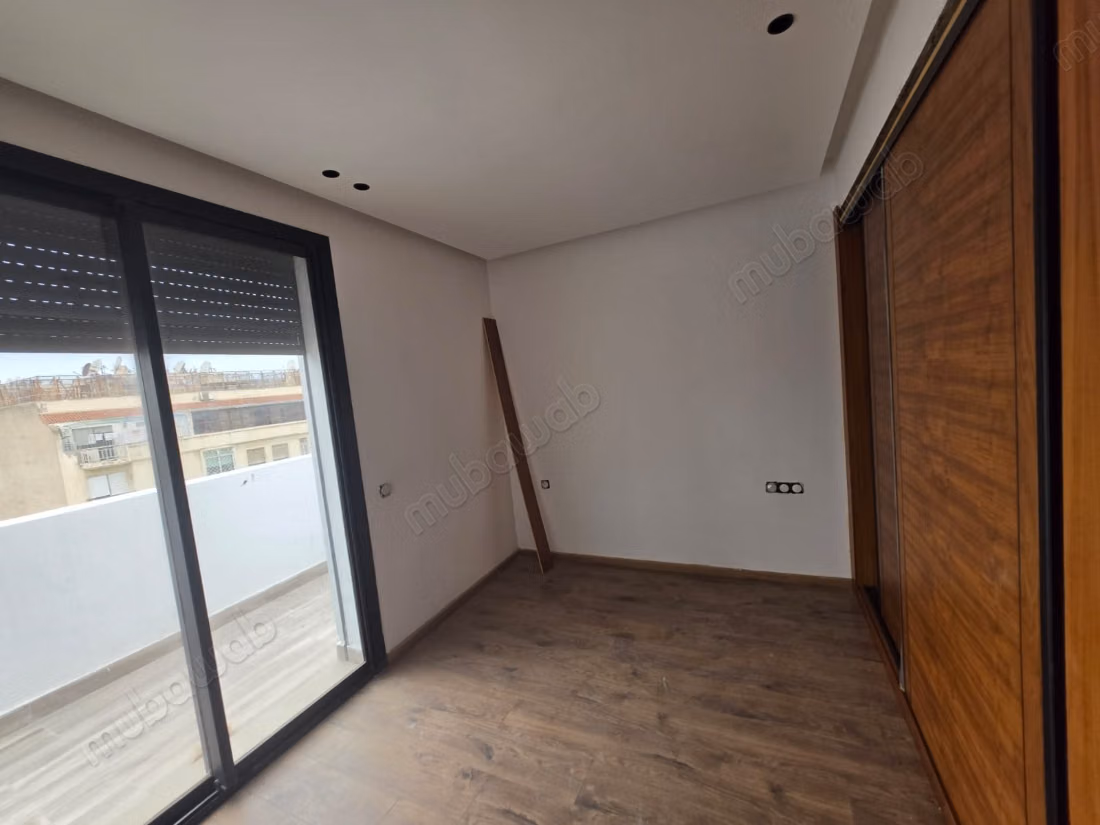 Maison à vendre à Californie. 2 chambres. Espaces de stationnement et terrasse