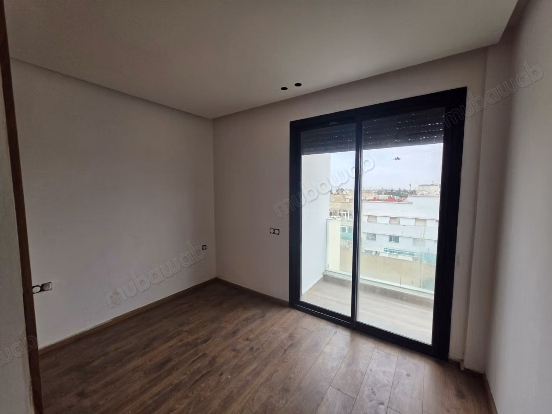 Maison à vendre à Californie. 2 chambres. Espaces de stationnement et terrasse
