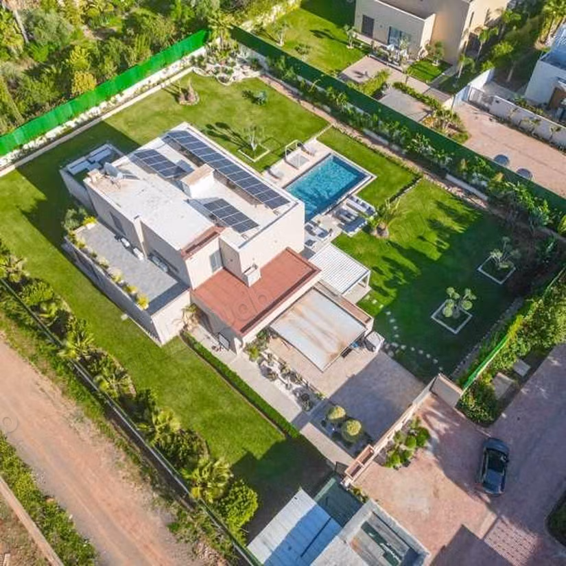 Villa à Vendre de 2050.0 m² à Marrakech, Route De L'Ourika 
Tassoultante
