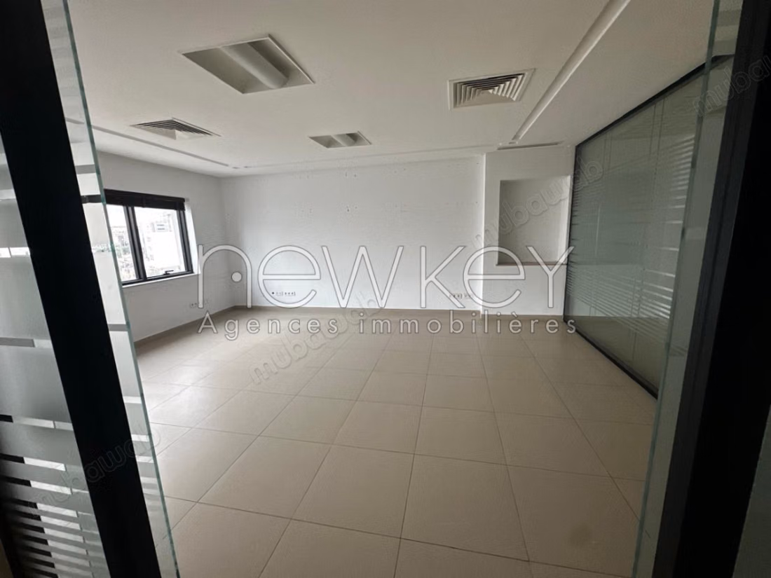 À vendre – spacieux bureau au centre urbain nord