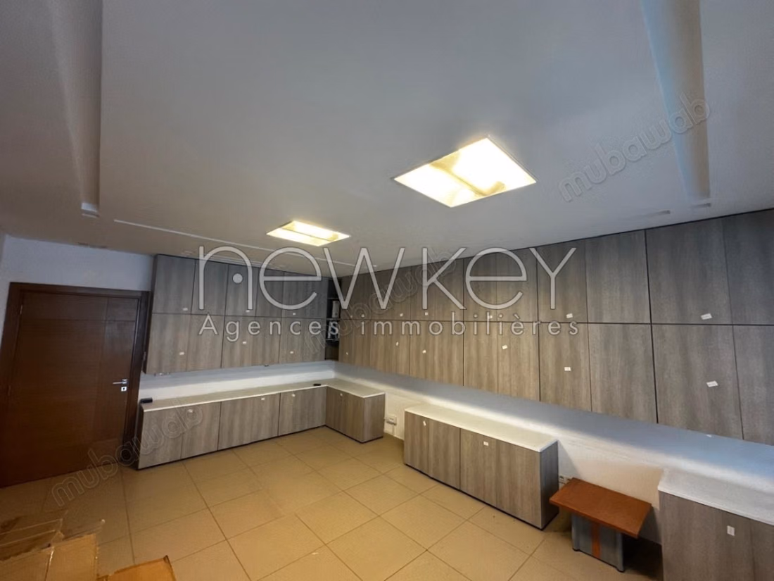 À vendre – spacieux bureau au centre urbain nord