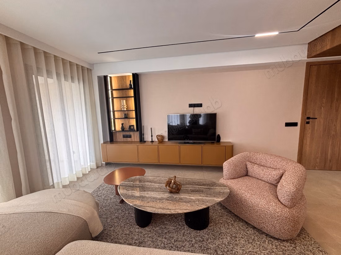 Appartement à louer à Les Hôpitaux. Dimension 38 m². Espaces de stationnement et terrasse