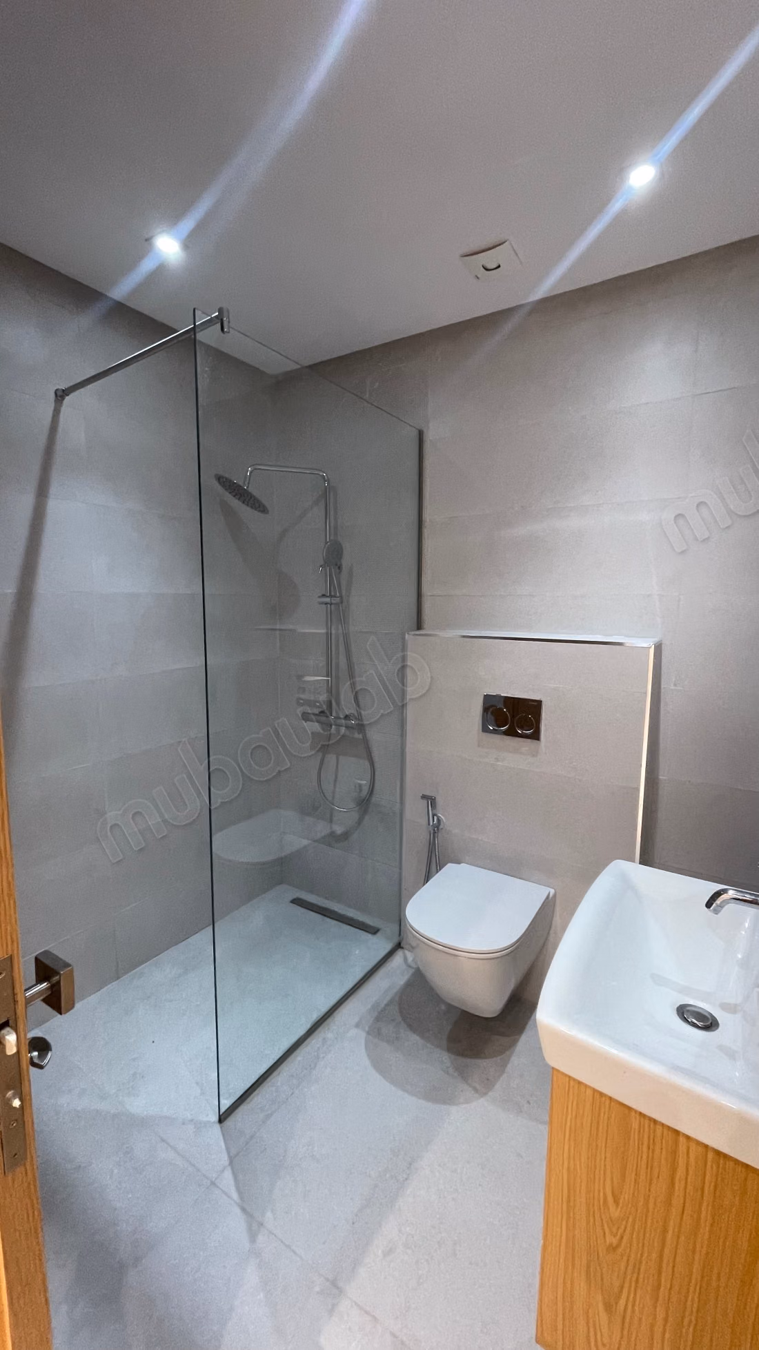 Alquila este apartamento en Moujahidine. Superficie total 119 m². Conserje