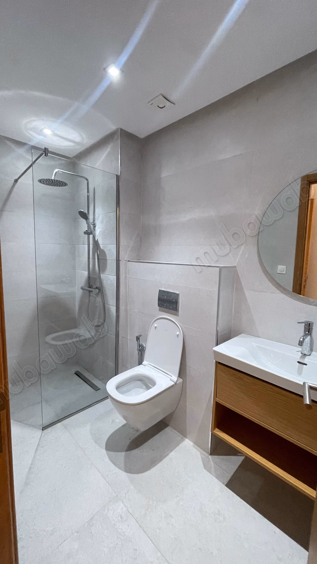 Alquila este apartamento en Moujahidine. Superficie total 119 m². Conserje