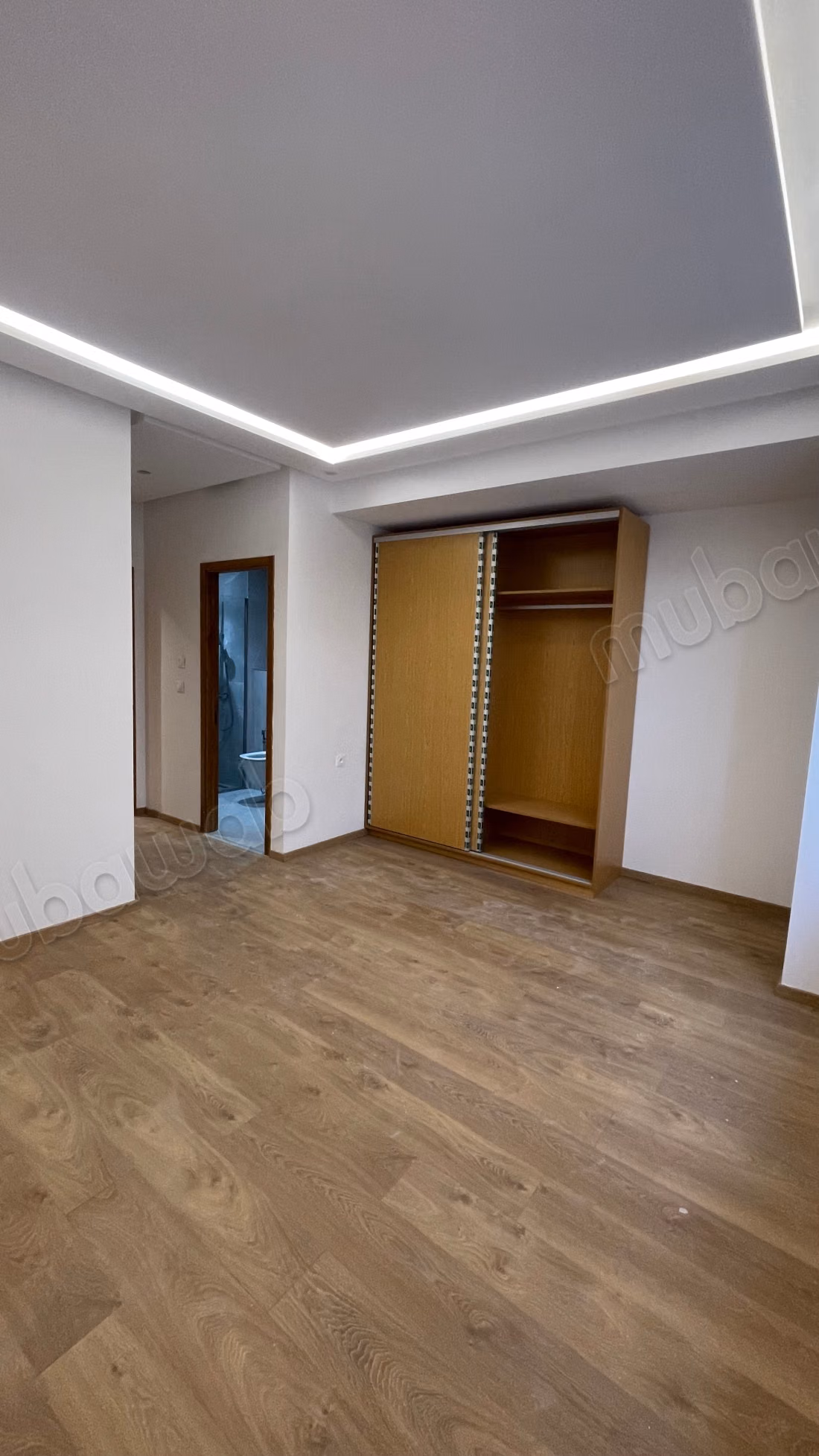 Alquila este apartamento en Moujahidine. Superficie total 119 m². Conserje