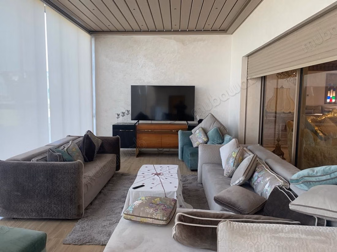 Maison de luxe à vendre à El Menzeh. 8 chambres agréables. Bien meublé