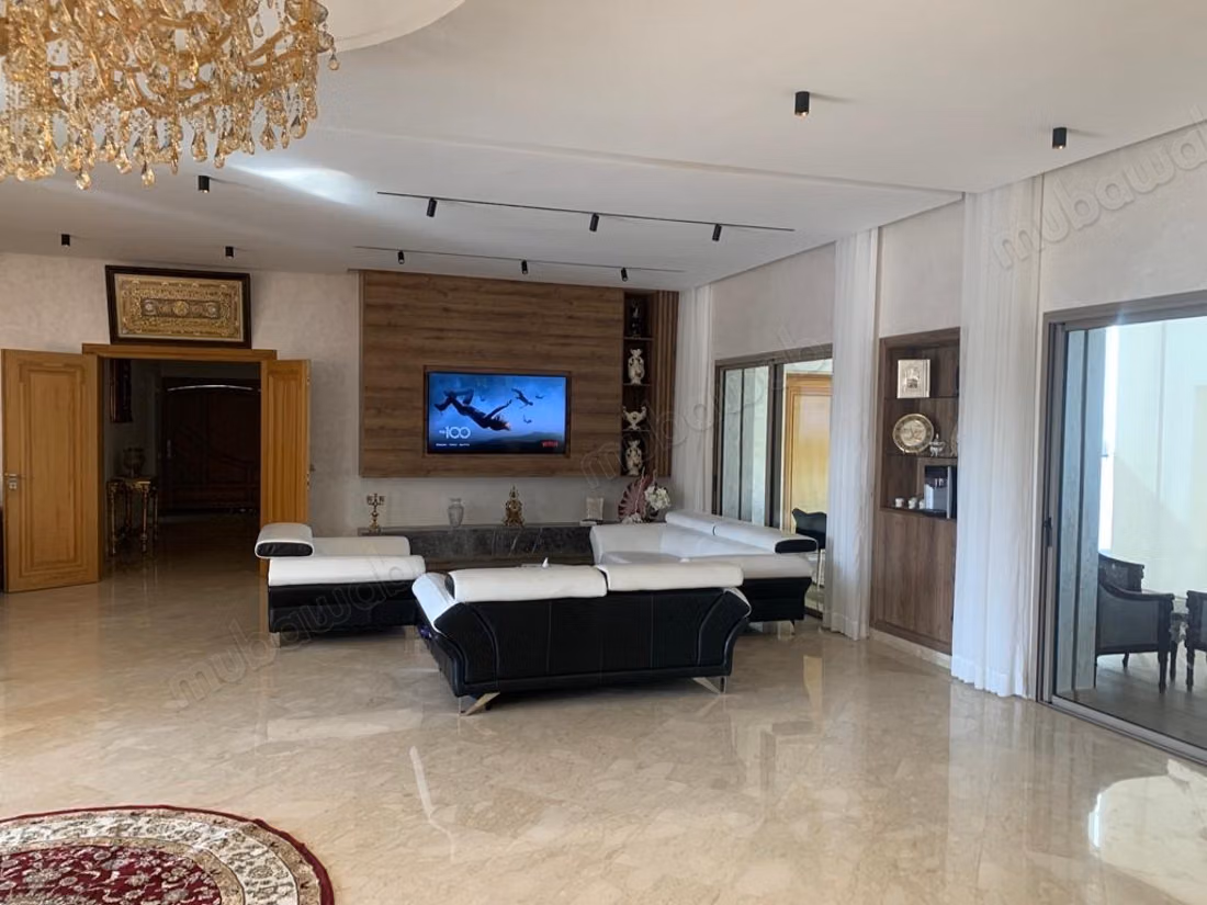 Maison de luxe à vendre à El Menzeh. 8 chambres agréables. Bien meublé