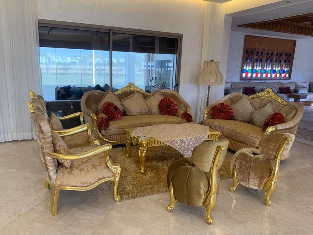 Maison de luxe à vendre à El Menzeh. 8 chambres agréables. Bien meublé