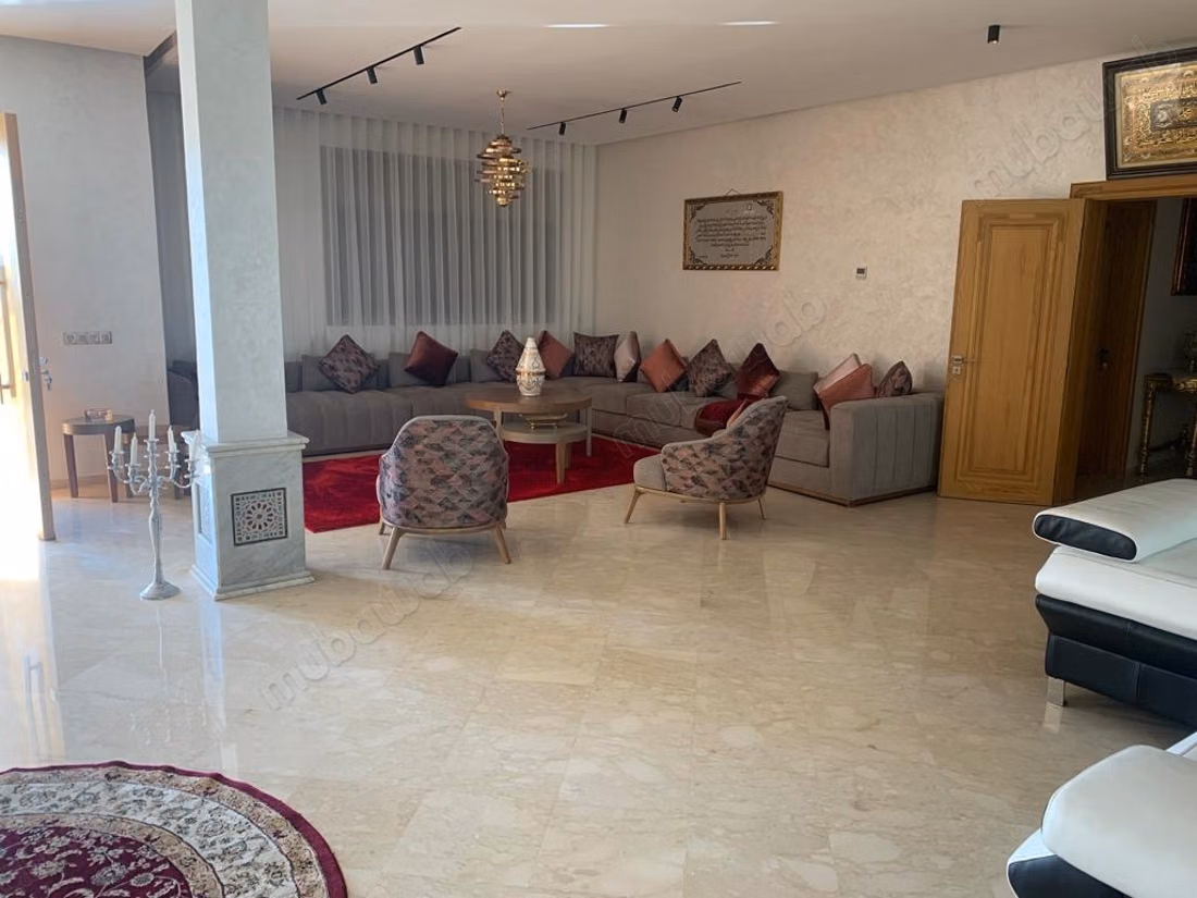 Maison de luxe à vendre à El Menzeh. 8 chambres agréables. Bien meublé
