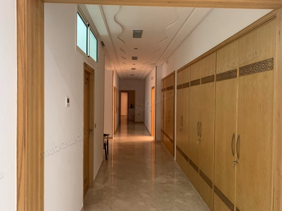 Maison de luxe à vendre à El Menzeh. 8 chambres agréables. Bien meublé