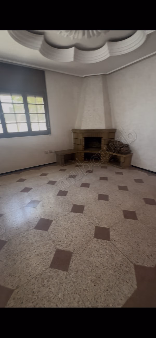 Magnifique villa à vendre à Bir Rami Est. 
11 pièces. Cheminée et concierge