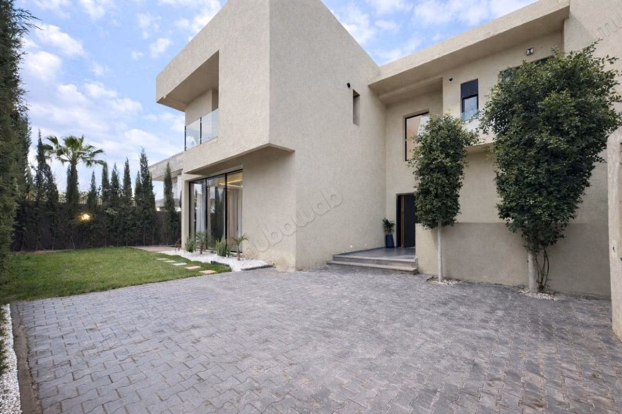 Villa d’Exception aux Volumes Majestueux – 5 Chambres, 3 Salons & Piscine Chauffée, Location Longue Durée
