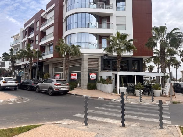 Louez ce local commercial à Ville Nouvelle. 
Surface de 134 m². 
Porte sécurisée