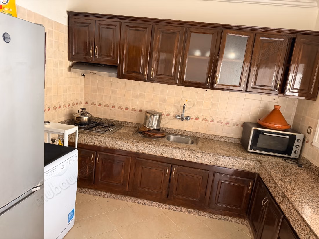 Appartement à louer à Ain Borja. 
Surface de 140 m². 
Bien meublé