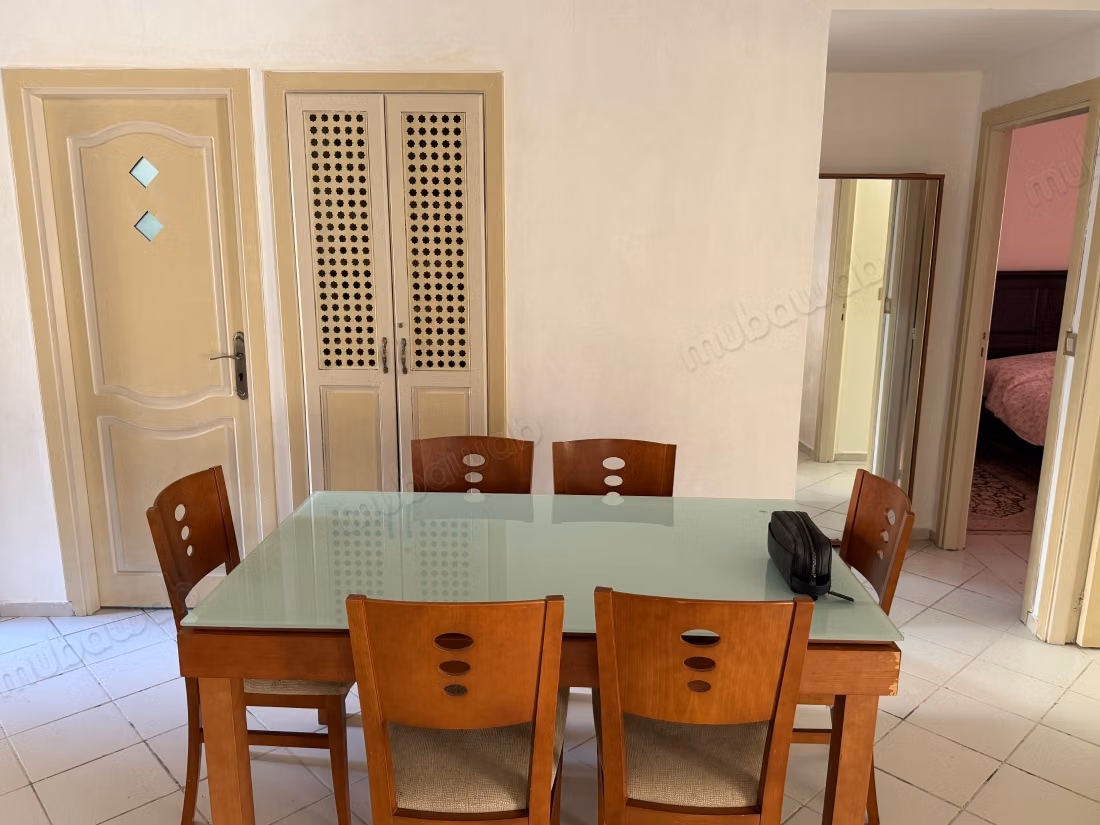 Appartement à louer à Ain Borja. 
Surface de 140 m². 
Bien meublé