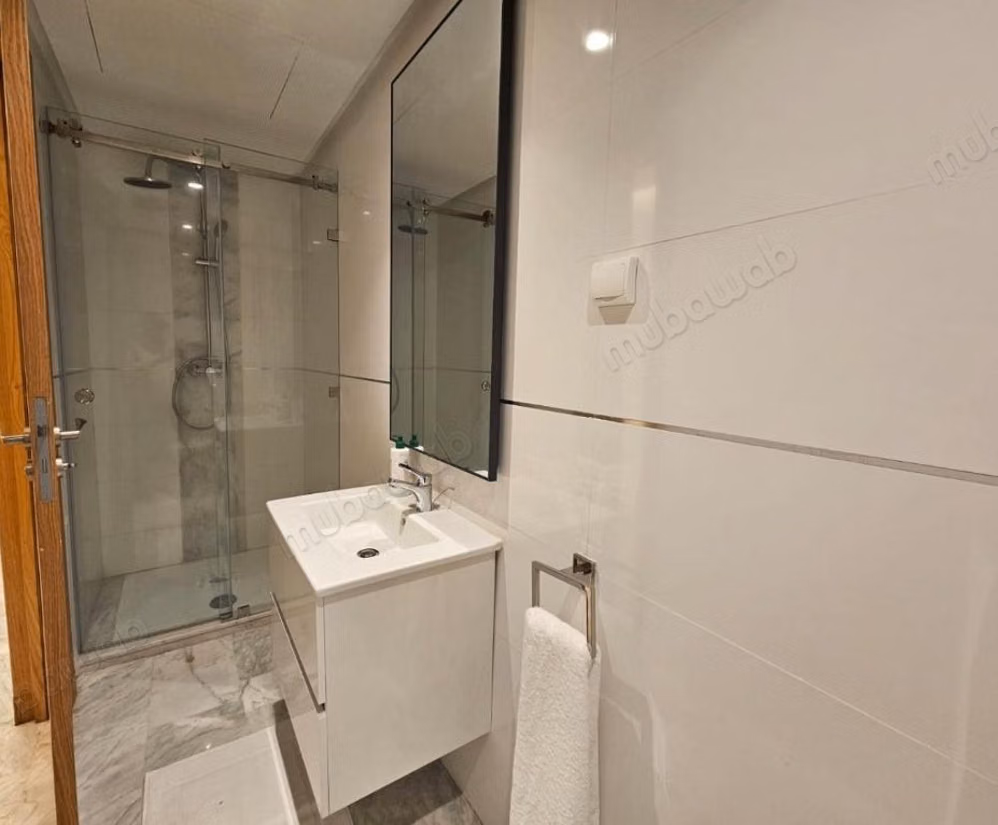 Bel appartement avec terrasse, jardin et pisince securisé