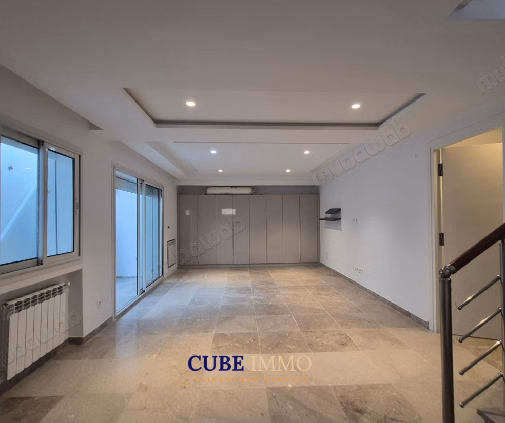 Triplex contemporain avec piscine à Gammarth