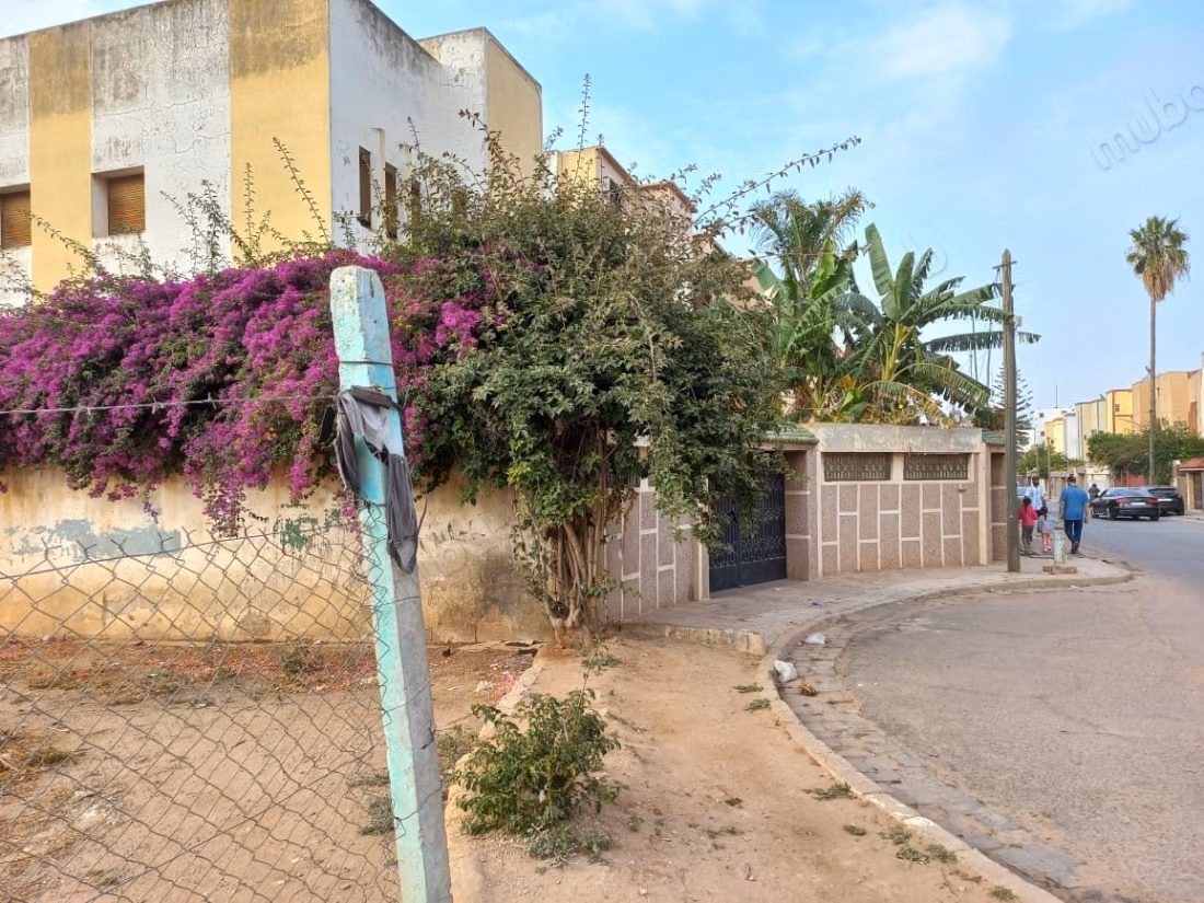 Villa de haut standing à vendre à Hay Inara. 5 chambres. Espace vert