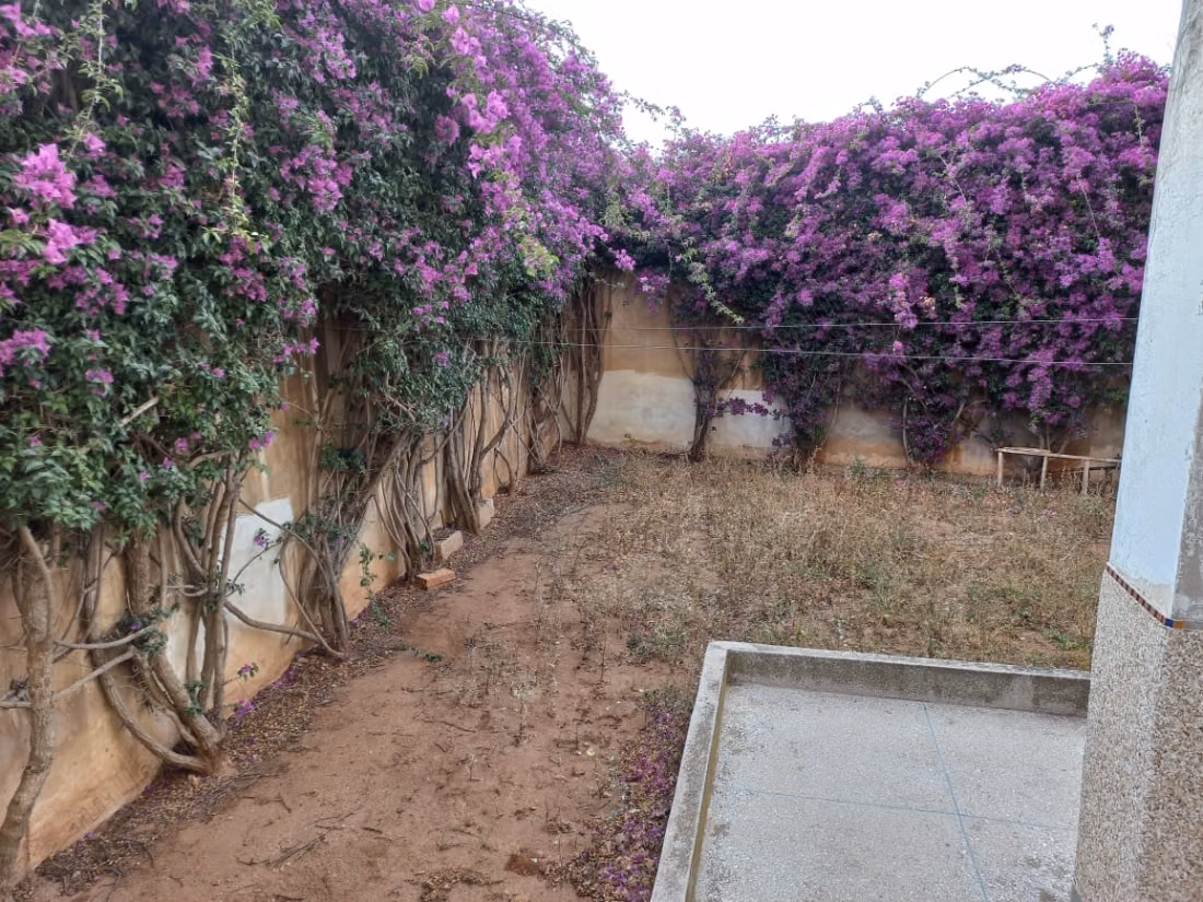 Villa de haut standing à vendre à Hay Inara. 5 chambres. Espace vert