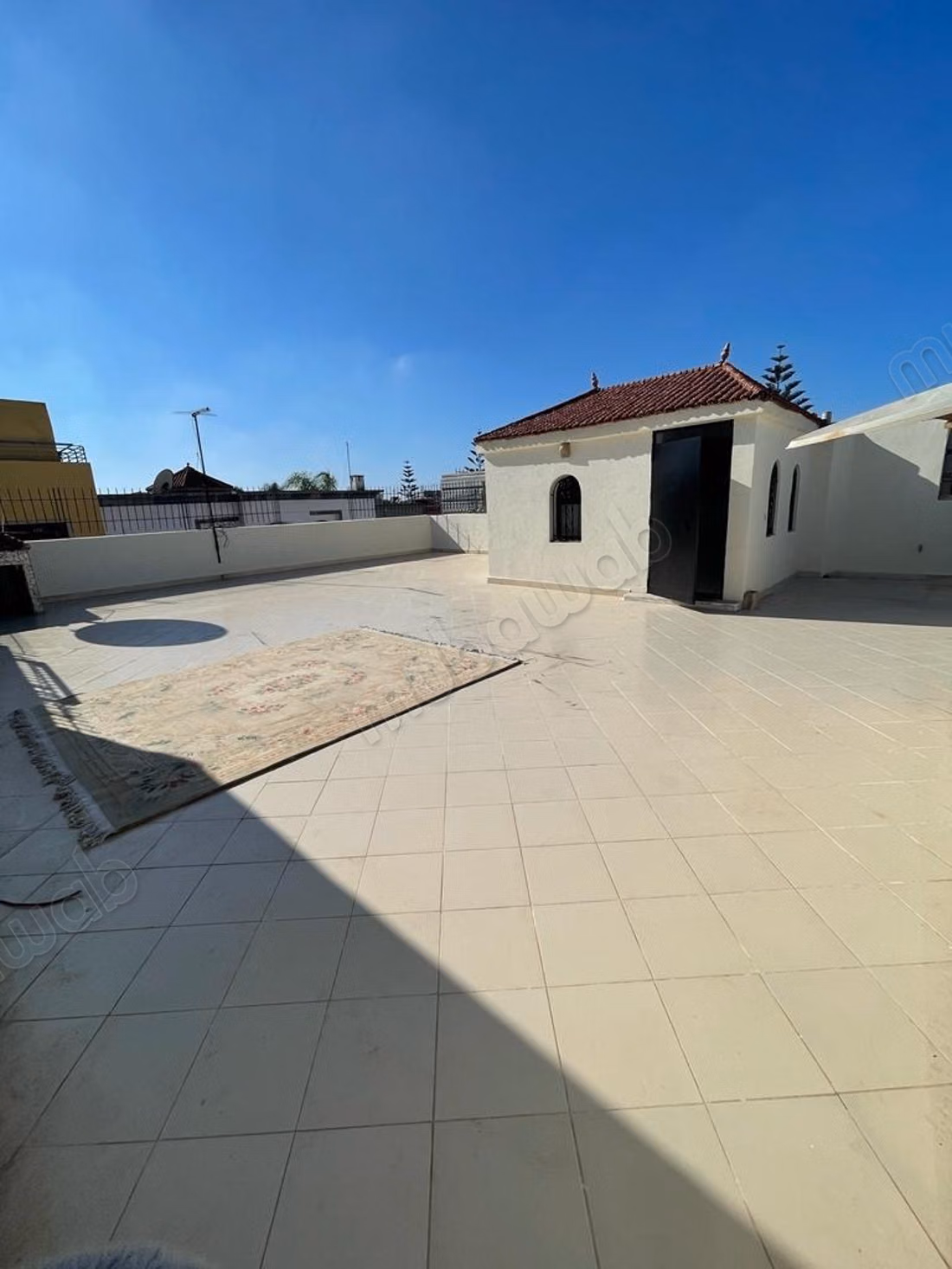 Location villa de luxe à Sidi Maarouf.
Surface de 300 m².
Bien meublé