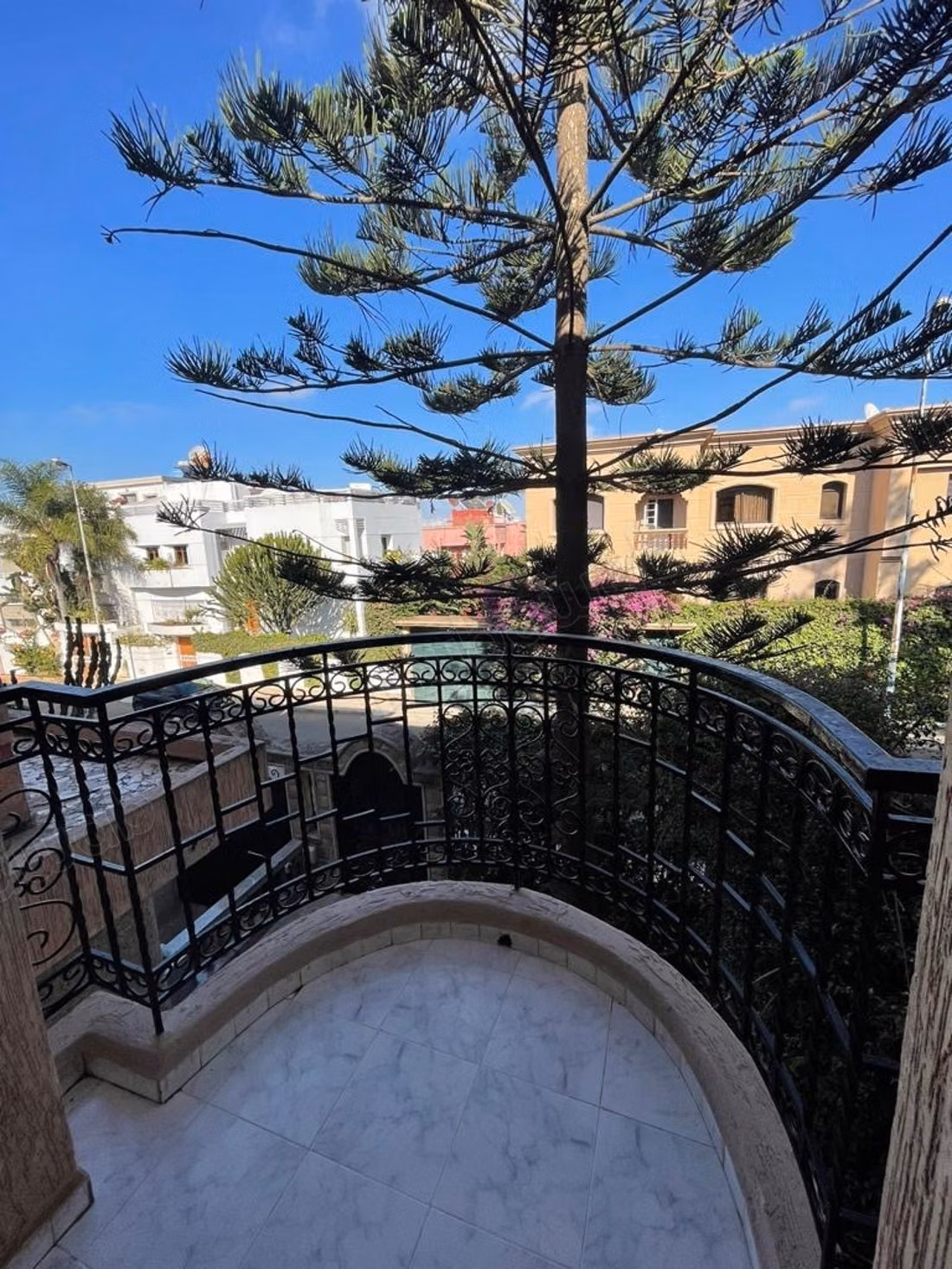 Location villa de luxe à Sidi Maarouf.
Surface de 300 m².
Bien meublé