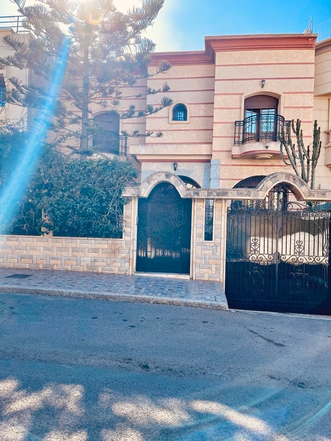 Location villa de luxe à Sidi Maarouf.
Surface de 300 m².
Bien meublé