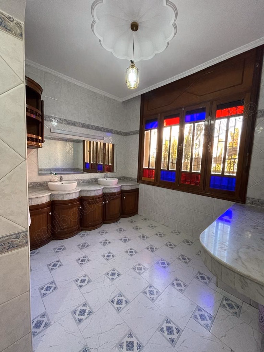 Location villa de luxe à Sidi Maarouf.
Surface de 300 m².
Bien meublé