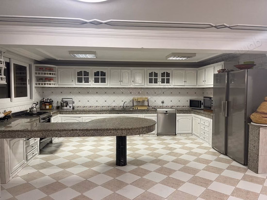 Location villa de luxe à Sidi Maarouf.
Surface de 300 m².
Bien meublé