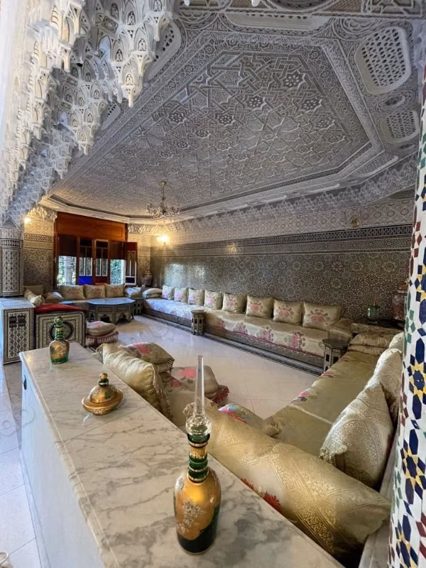 Location villa de luxe à Sidi Maarouf.
Surface de 300 m².
Bien meublé