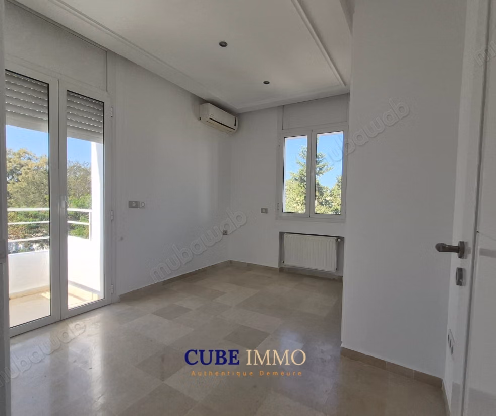 Spacieux appartement avec studio et toit terrasse